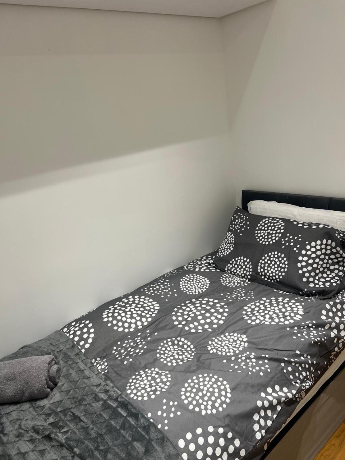 Good Priced Single Rooms In Northolt 외부 사진
