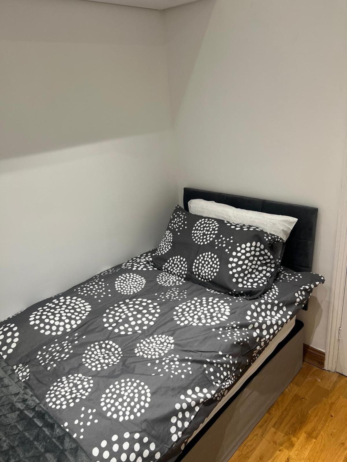Good Priced Single Rooms In Northolt 외부 사진