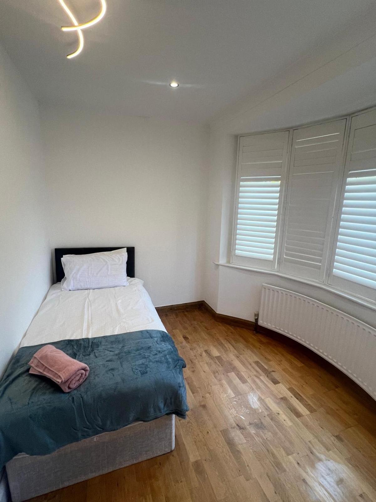 Good Priced Single Rooms In Northolt 외부 사진