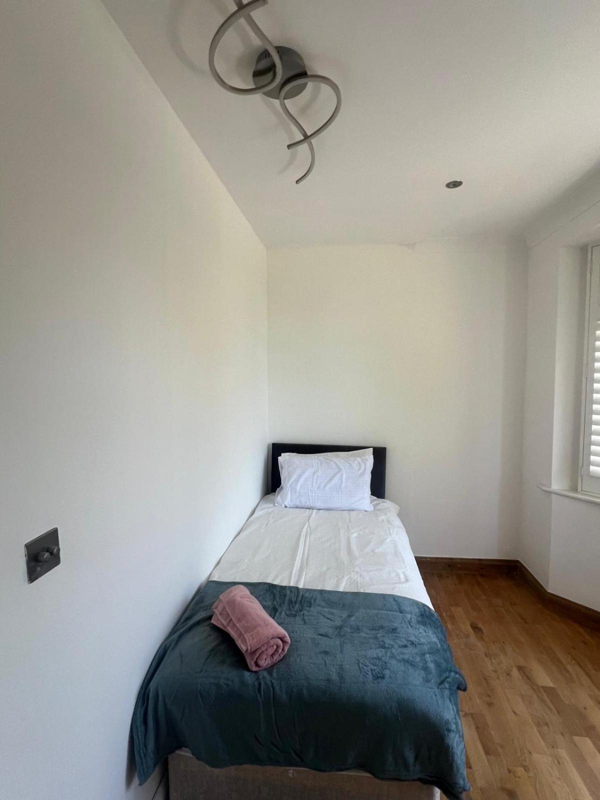 Good Priced Single Rooms In Northolt 외부 사진